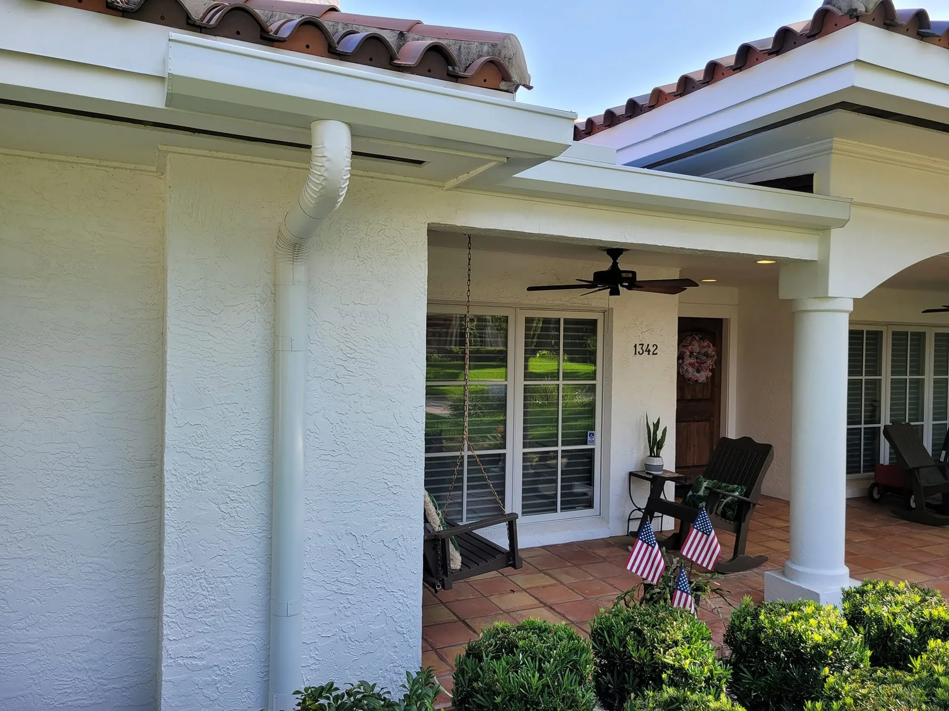 White round downspout front porch swing, Sanford